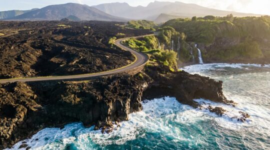 Route côtière sinueuse du Sud Sauvage de La Réunion avec vue sur l'océan et les falaises volcaniques
