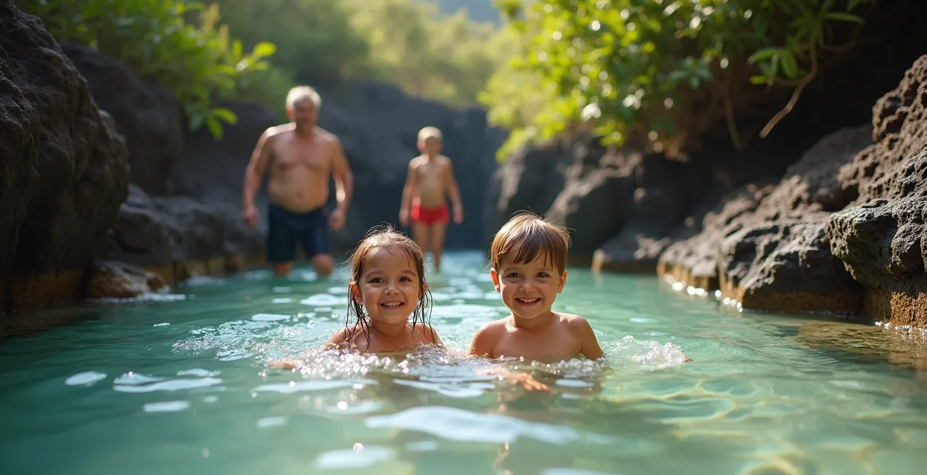 Famille avec enfants jouant dans le bassin protégé peu profond d'Étang-Salé