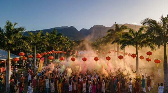 Vue panoramique d'une foule festive célébrant avec des poudres colorées et des lampions illuminés à La Réunion
