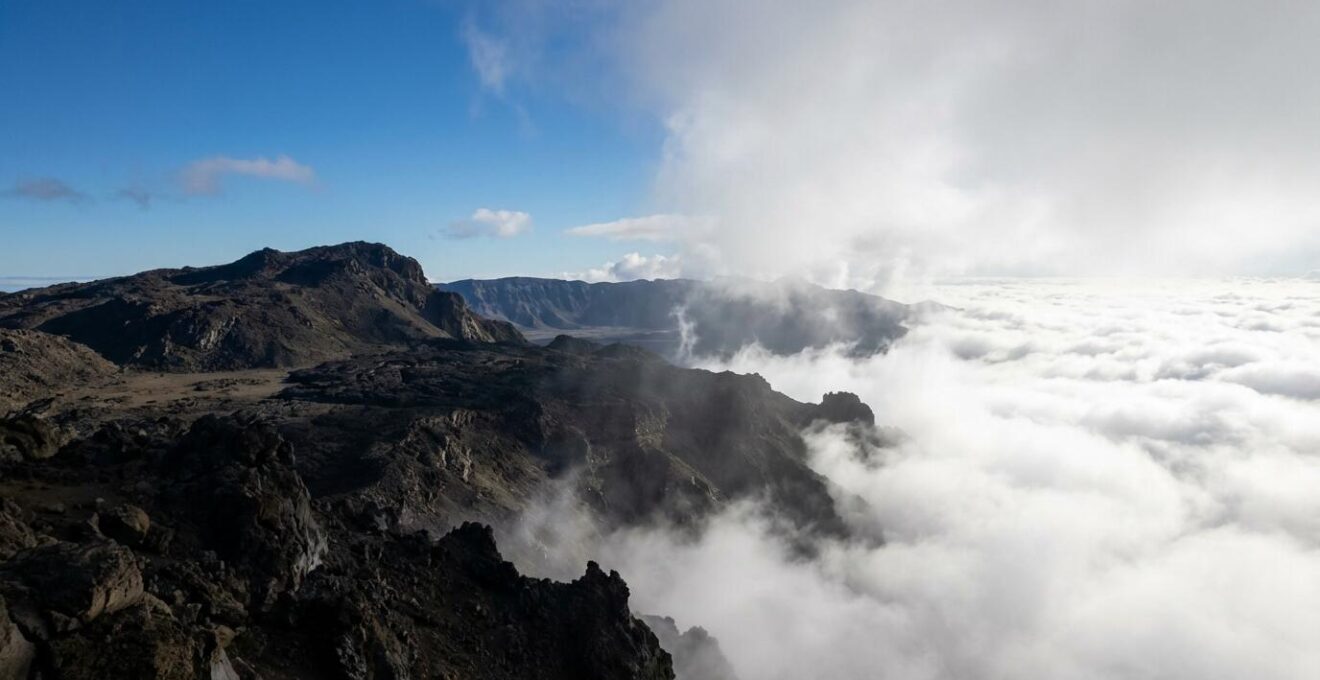Mer de nuages envahissant progressivement le Pas de Bellecombe au Piton de la Fournaise
