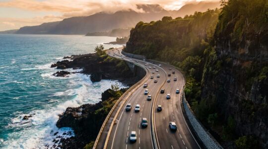 Vue aérienne de la Route du Littoral de La Réunion avec système de basculement activé sur les voies côté mer