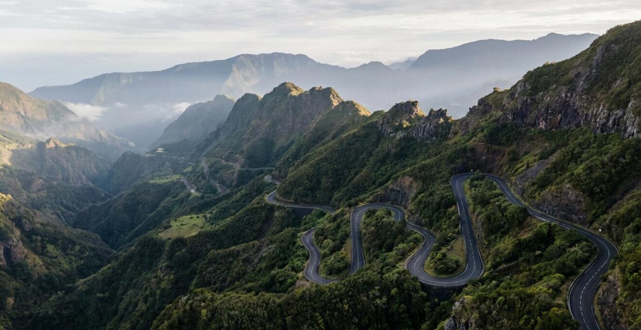 Vue aérienne minimaliste de la route aux 400 virages de Cilaos serpentant dans la montagne