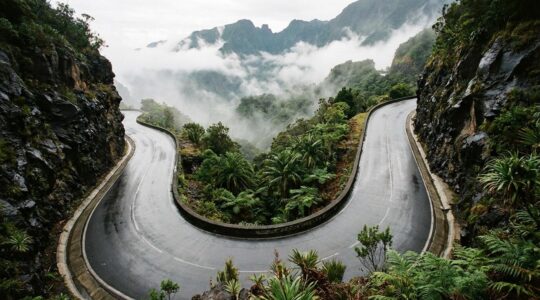 Route sinueuse de montagne à La Réunion avec vue sur les cirques volcaniques