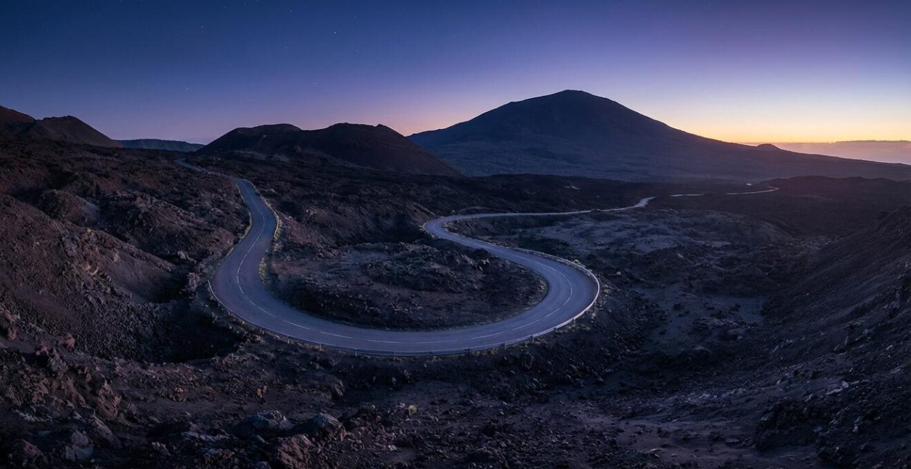 Vue nocturne de la route du volcan serpentant vers le Piton de la Fournaise à La Réunion