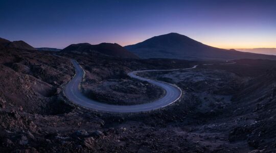 Vue nocturne de la route du volcan serpentant vers le Piton de la Fournaise à La Réunion